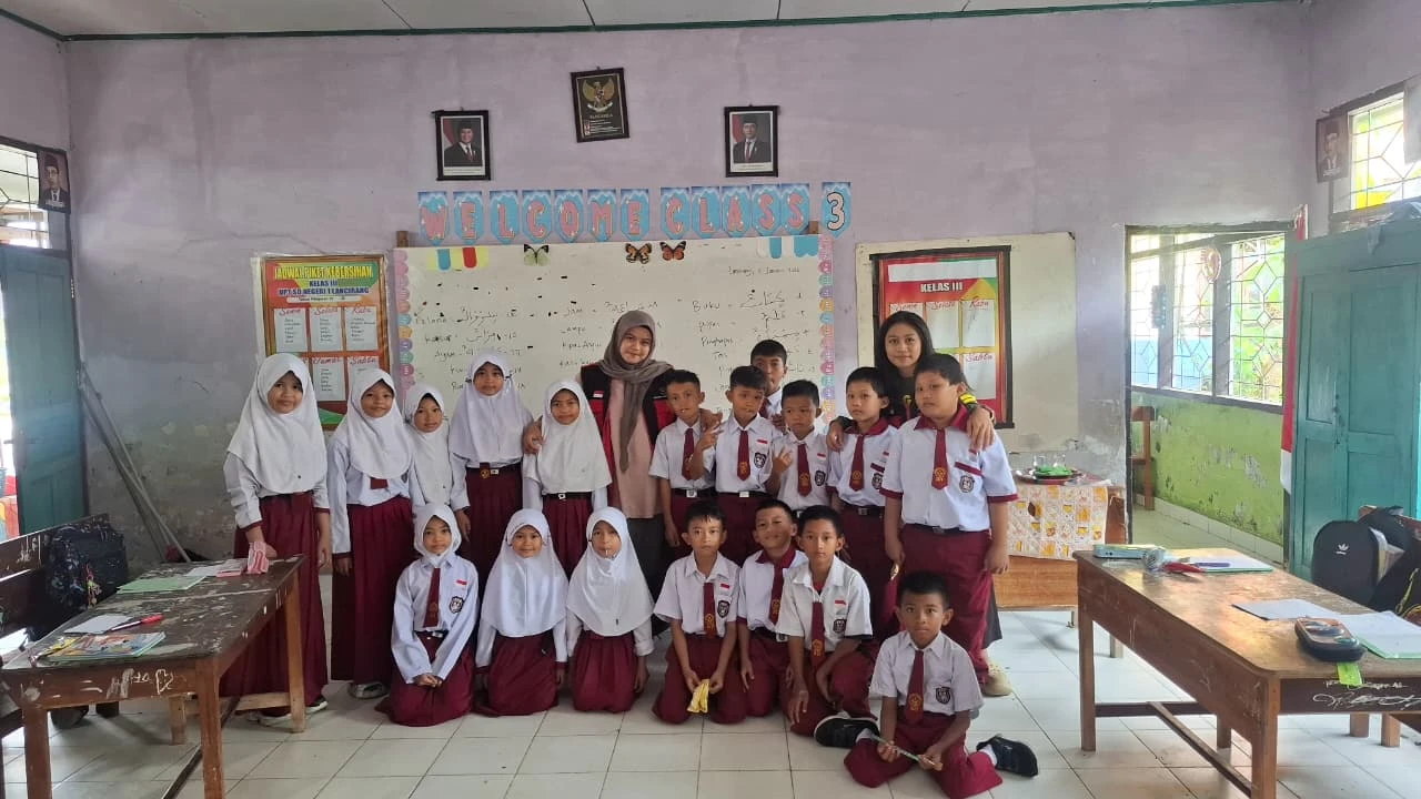 Senyum dan rasa ingin tahu terpancar dari para siswa sekolah dasar di Kelurahan Lancirang saat bahasa Arab diperkenalkan sebagai bagian dari dunia mereka sendiri melalui pendampingan mahasiswa KKN Program Studi Sastra Arab Universitas Hasanuddin.
